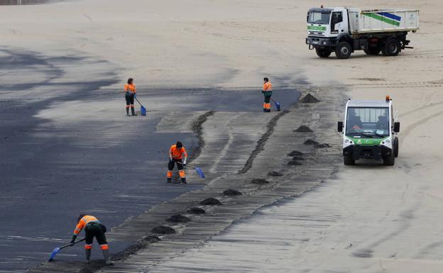 Emulsa retira entre 20 y 30 toneladas de carbón al año de la playa de San Lorenzo