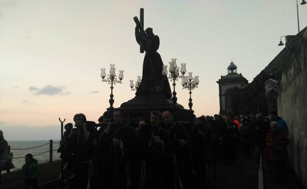 El descenso de las imágenes desde La Atalaya marca el inicio de la Semana Santa en Luarca