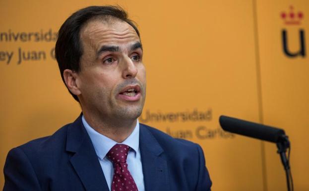 El rector de la Rey Juan Carlos asegura que Cifuentes aprobó el máster y apunta a un «error de transcripción» de las notas