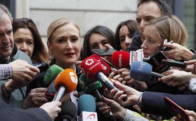 Cristina Cifuentes trata de frenar la polémica sobre su máster con documentos de la Universidad