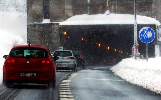 La DGT advierte que la nieve dificultará el tráfico en la autopista del Huerna