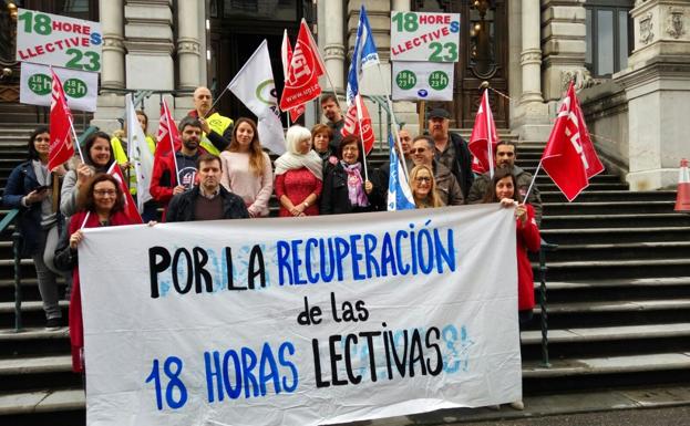 Protesta ante la Junta por la reducción de horas lectivas