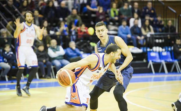 Pumarín volvió a ser mágico (73-72)