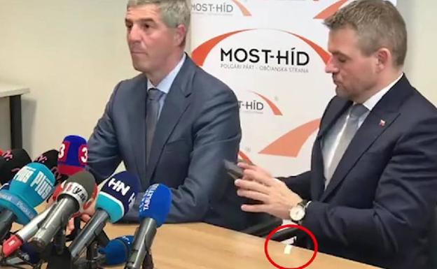 Al primer ministro eslovaco se le cae ¿una papelina? en directo