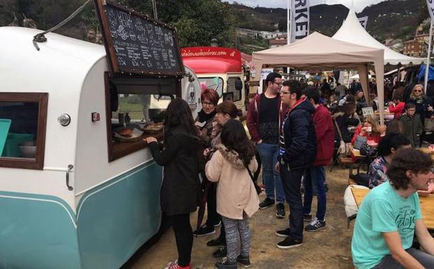 Los comerciantes cargan contra los 'food trucks' y el Ayuntamiento de Avilés por «amparar una hostelería paralela»