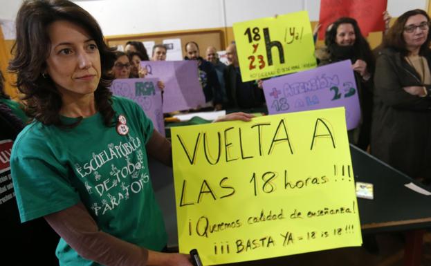 Un centenar de profesores se encierran para reclamar la rebaja de horas lectivas
