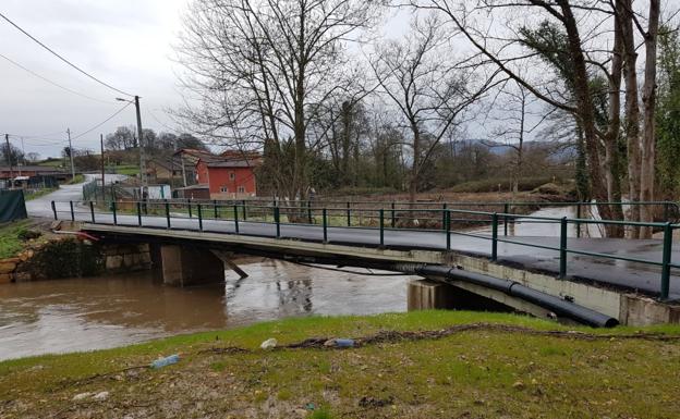 Siero cierra al tráfico el puente de Granda tras perder el pilar central por las riadas