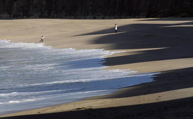 Buscan a una joven de 22 años desaparecida en la playa coruñesa del Orzán