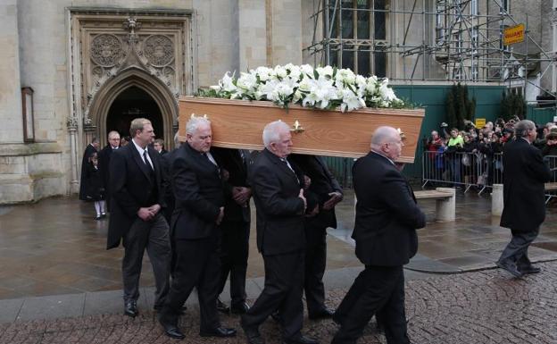 Miles de personas despiden en Cambridge a Stephen Hawking