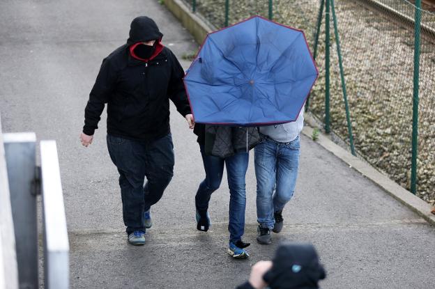 El juicio a los tres ultras que agredieron a dos policías se celebra el jueves