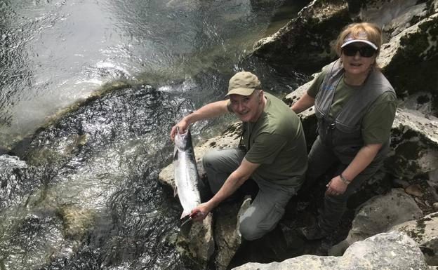 Un avilesino pesca el 'campanu' de Cantabria en el coto de Puente Viesgo