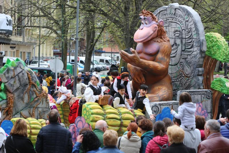 Multitudinario desfile de carrozas tras la Comida en la Calle de Avilés