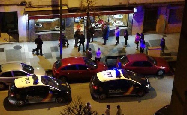 Un hombre vestido con ropa militar entra en un bar de Gijón y corta el cuello a un cliente