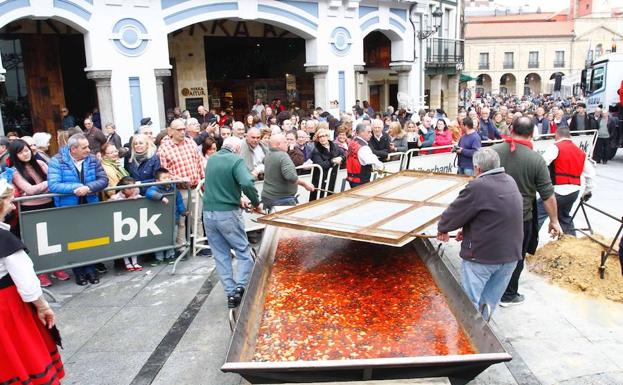 La fabada, de nuevo protagonista en la Comida en la Calle de Avilés