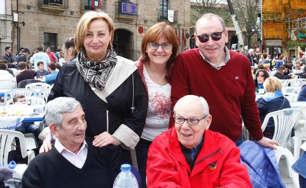 Los políticos y sus compañeros asturianos, fieles a su cita con la Comida en la Calle de Avilés