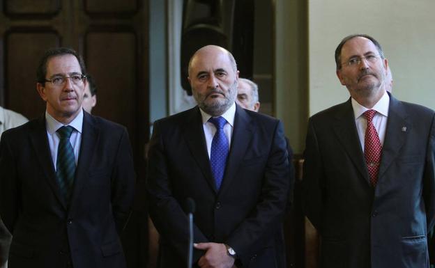 Los síndicos Antonio Arias y Miguel Ángel Menéndez ponen su cargo a disposición de la Junta por desavenencias con Avelino Viejo