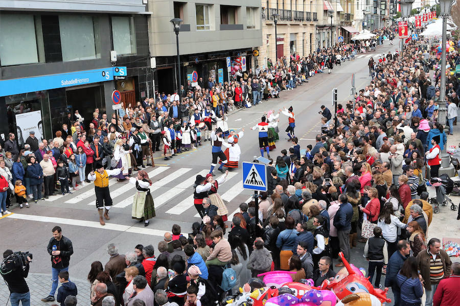 El folclore inunda la Pola con el desfile de Güevos Pintos