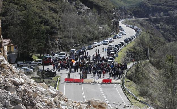 Trescientas personas urgen el arreglo del argayo de Caso y reabrir el corredor