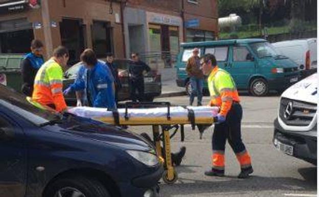 Herido al caerse de su motocicleta en la calle del Carmen de Avilés