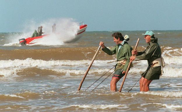 Un derrame de crudo próximo a Doñana ha afectado a un kilómetro de playa