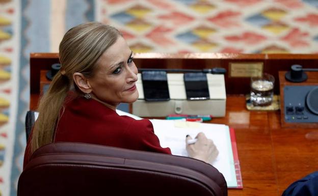La presidenta del tribunal del máster de Cifuentes dice que su firma fue falsificada