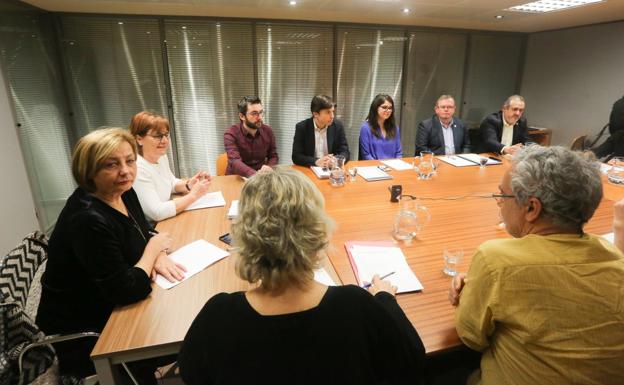 Pilar Varela defiende durante casi cinco horas el «impecable» cambio de gestión del agua