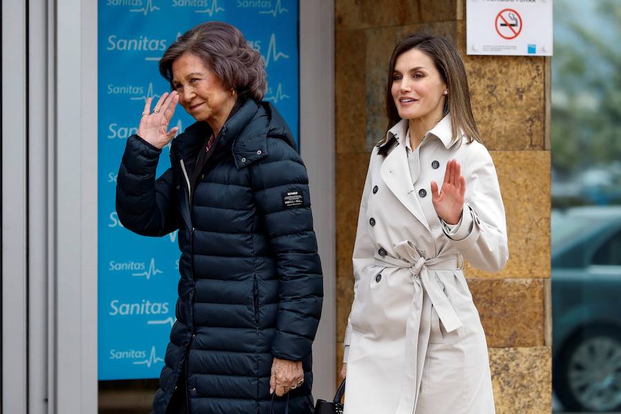 Los Reyes y doña Sofía llegan juntos al hospital para ver a don Juan Carlos