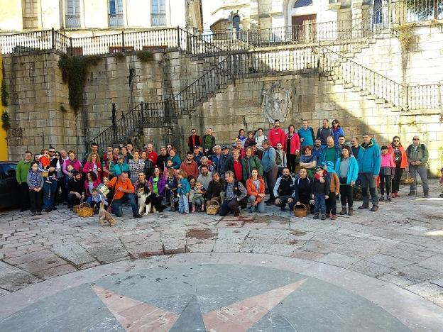 Un centenar de aficionados a las setas buscan colmenillas en Piloña