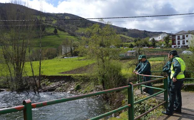 Hallan la caña de pescar del hombre desaparecido en Cangas desde hace más de una semana