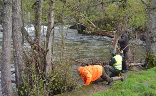 La Guardia Civil halla la caña de pescar del desaparecido en Cangas del Narcea