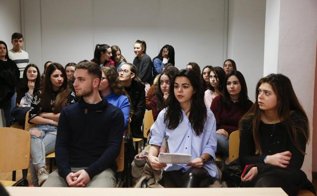 Tres mil alumnos urgen al Principado que cambie ya el temario de la EBAU