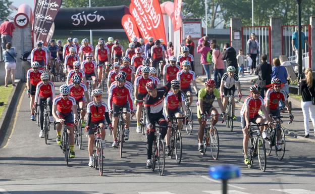 La XXVII Marcha cicloturista Villa de Gijón triplica sus recorridos