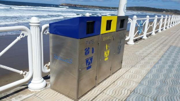 AZSA dona contenedores de reciclaje para la playa de Salinas