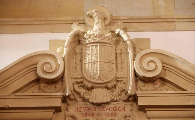 El claustro de la Universidad aprueba actuar contra los símbolos franquistas