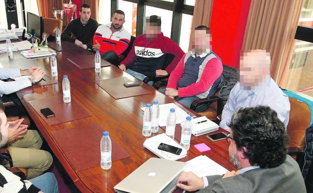 Ultras con orden de alejamiento de El Molinón lograron participar en actividades del Sporting