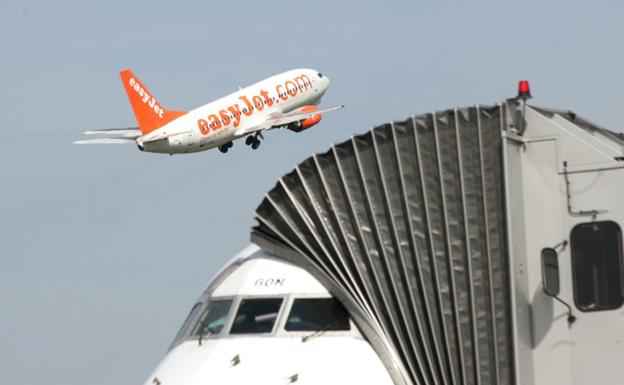 Las aerolíneas de bajo coste echan un pulso al Principado con la supresión de todos los vuelos a Londres