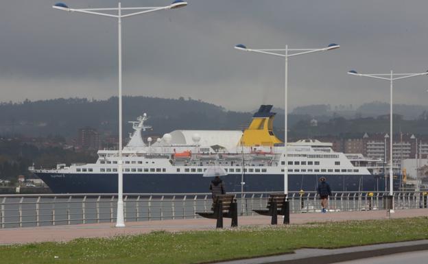 Los pasajeros del 'Saga Pearl II' pasan de puntillas por Avilés y se decantan por excursiones