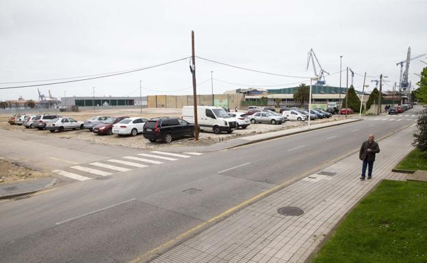 La explanada de la obra de El Arbeyal, invadida por coches