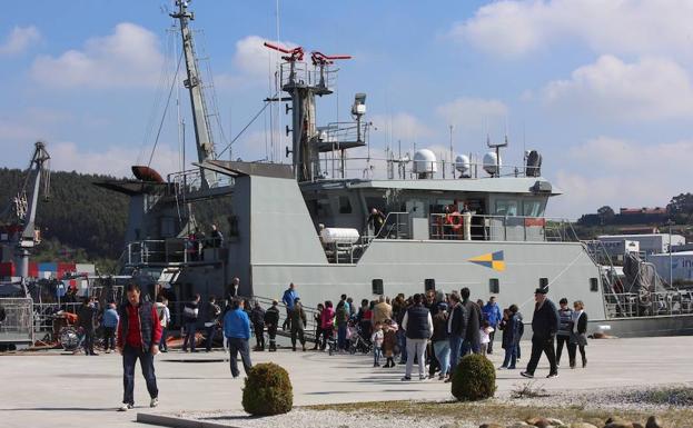 140 personas visitan por la mañana el patrullero 'Arnomendi'