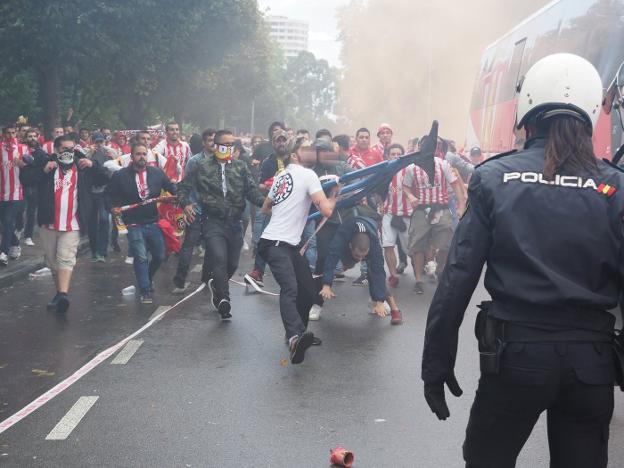 La Liga reprueba al Sporting por su reunión con ultras sancionados