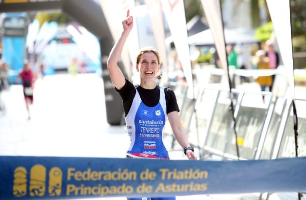 Bea Tenreiro homenajea a su marido con un triunfo en Oviedo