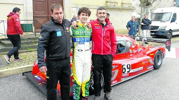Javi Villa con Jesús Bango y su mecánico Raúl Pérez (izq.). /  J. B.