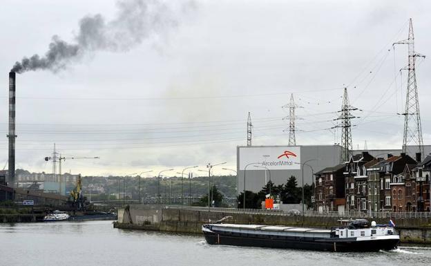 Arcelor venderá seis plantas en Europa para cumplir con competencia
