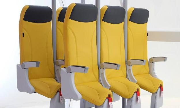 Los asientos verticales para viajar casi de pie en avión ya están en el mercado