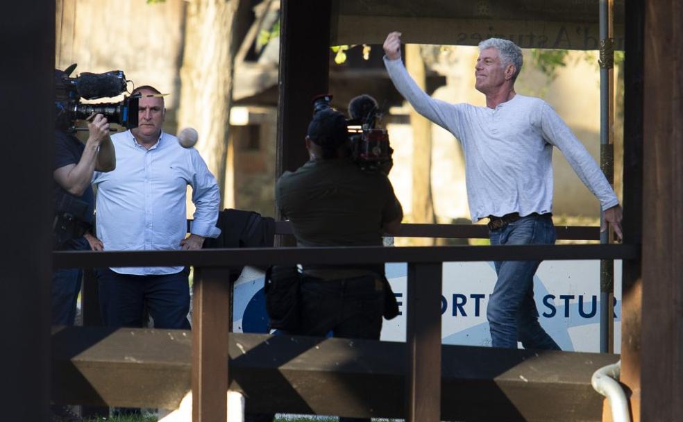 Cocineros estrella jugando a los bolos