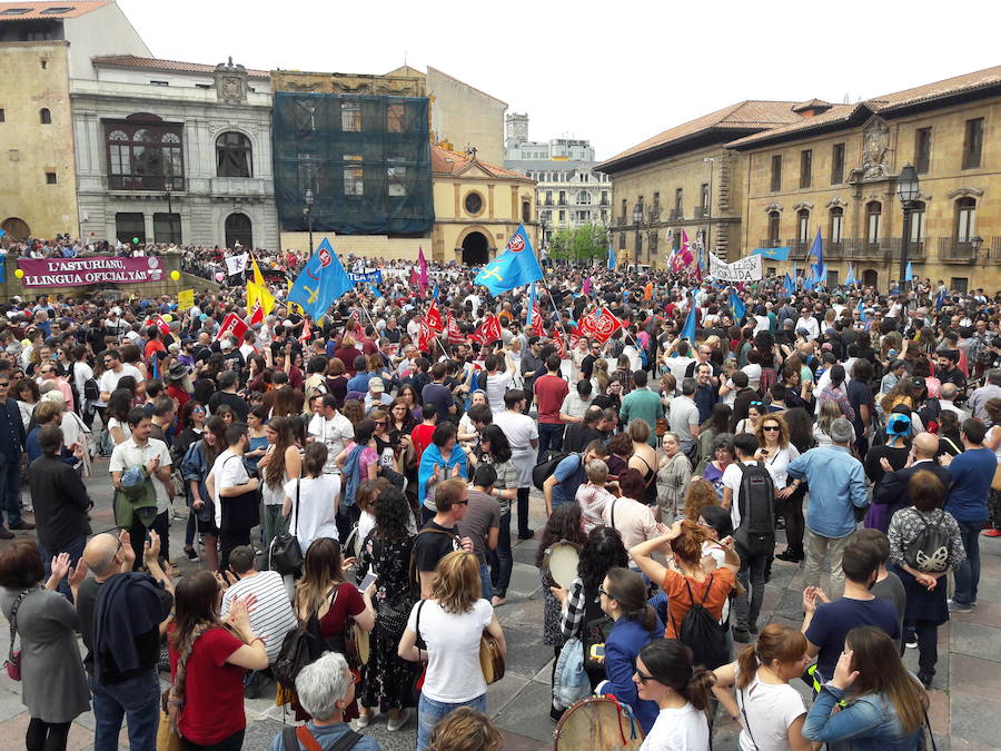 Miles de personas se unen por la oficialidad del asturiano