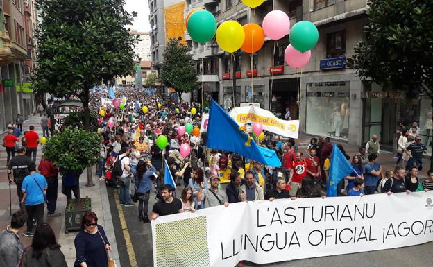 Todos los colores por la oficialidá