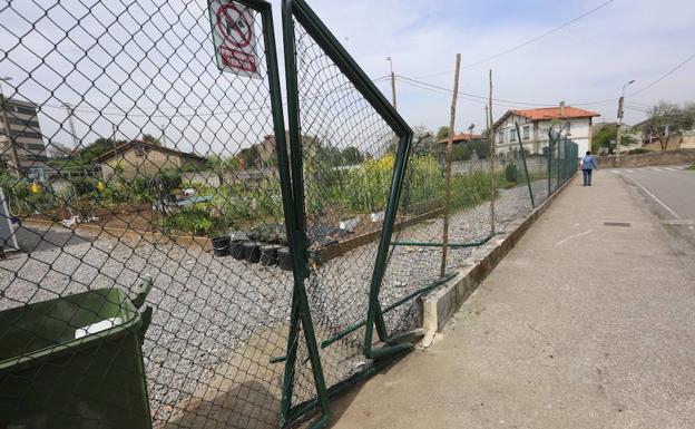 Detenido un conductor ebrio tras chocar contra el portón de los huertos urbanos de La Luz, en Avilés