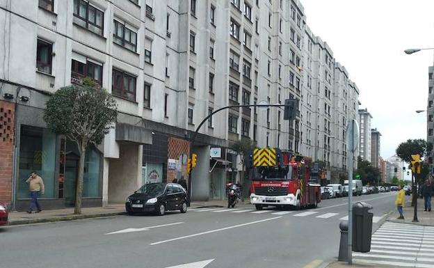 Olvida la olla en el fuego provocando una intensa humareda en su vivienda de Gijón