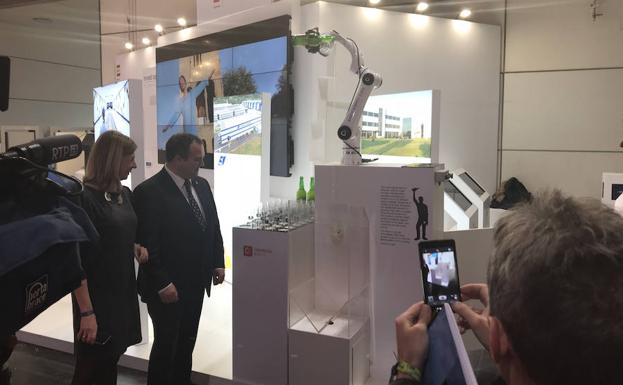 Asturias presenta un robot para echar sidra